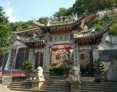龙母太庙位于梧州城北的桂江东岸，是为了纪念龙母而修建的，“龙母文化”算是当地比较独特的文化之一，类似于福建的“妈祖文化”。