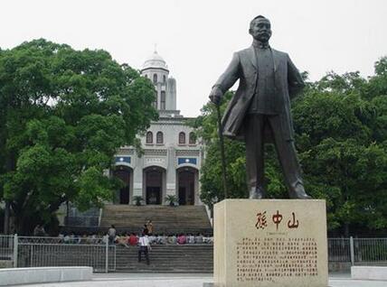中山纪念堂位于梧州市中心的中山公园内。孙中山为了筹备北伐，曾于1921年至1922年先后3次驻节梧州。