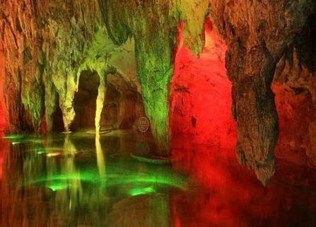 罗妹莲花洞位于百色市乐业县县城南侧约1公里处，是一处天然形成的神奇溶洞。