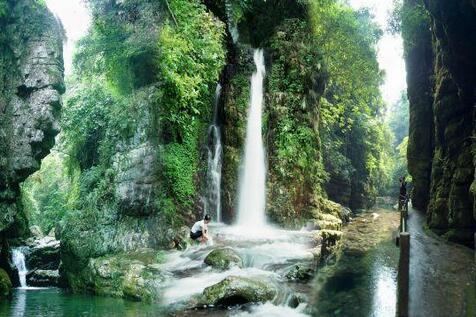 百崖大峡谷位于广西省来宾市武宣县东乡镇境内。属于典型的丹霞地貌，总面积13.66平方公里