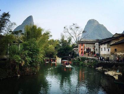 黄姚古镇有着近千年历史，它发祥于宋朝年间，由于镇上以黄、姚两姓居多，故名“黄姚”。