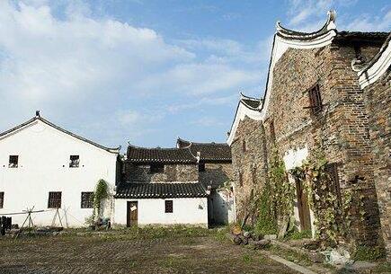 秀水村位于贺州市富川县西北侧，距离县城车程约30公里，是一处古色古香的古老村庄。