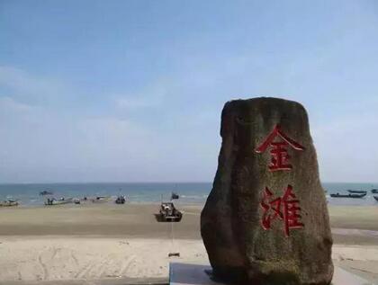 万尾金滩是位于东兴市的京族三岛的绵长海滩，因沙质金黄，日落时分在阳光的照耀下显得金光闪闪而闻名。