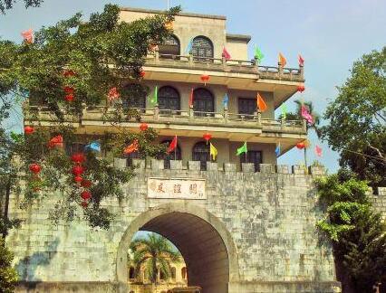 友谊关古称镇南关，它始建于明代洪武年间，是中国古代九大名关之一，也是目前的九大关中唯一一个仍在行使通关职能的关口。