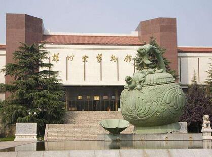 耀州窑博物馆位于铜川市王益区黄堡镇，这里是**重点文物保护单位耀州窑遗址所在地。
