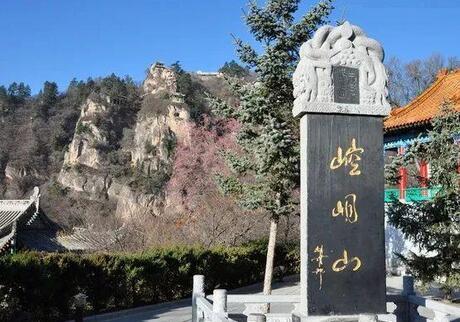 崆峒山位于甘肃平凉市城西约12公里处，是道家重要的发源处和圣地，也是中国西北****的名山之一。