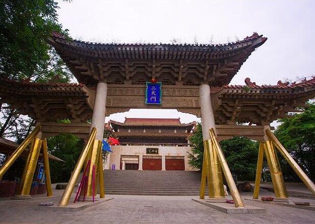 大云寺·王母宫是**4A级景区，位于泾川县城西北1公里处，沿312国道分为王母宫、大云寺两个景区。