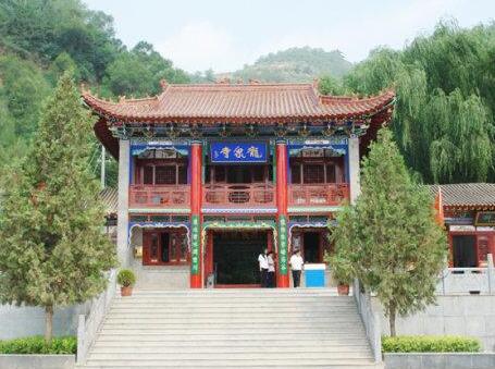 龙泉寺位于平凉市崇信县县城北侧的凤山山腰处，是崇信县****的旅游胜地。