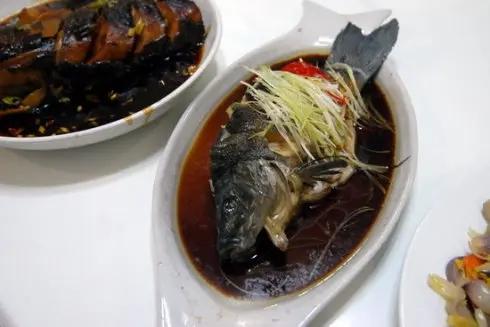 镜泊湖全鱼宴是黑龙江镜泊湖知名的民俗小吃，也是旅游旺季必点的全鱼宴。