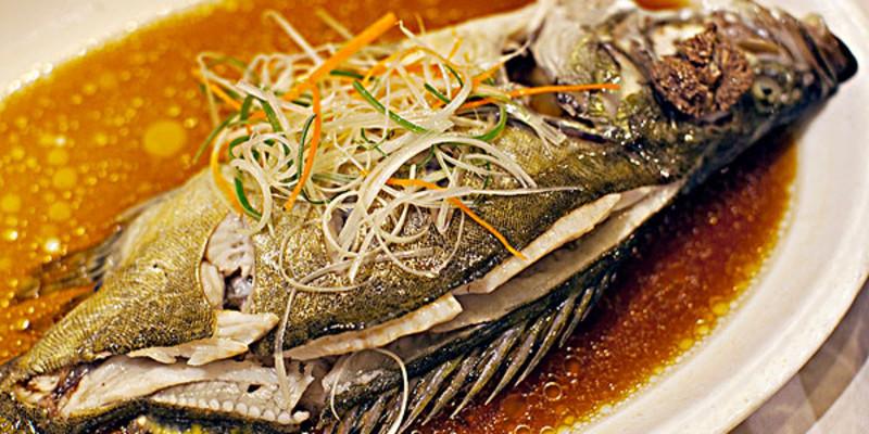 清蒸鳌花鱼是当地人特别爱吃的一道菜，在当地也非常有名。