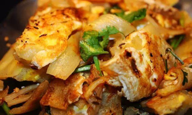 烤冷面，是黑龙江省鸡西市密山市特色小吃之一