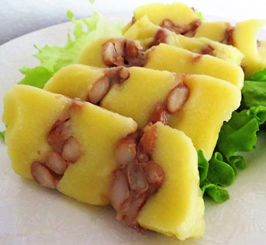 黄米切糕又称年糕，广泛流行于黑龙江的一种风味小吃。