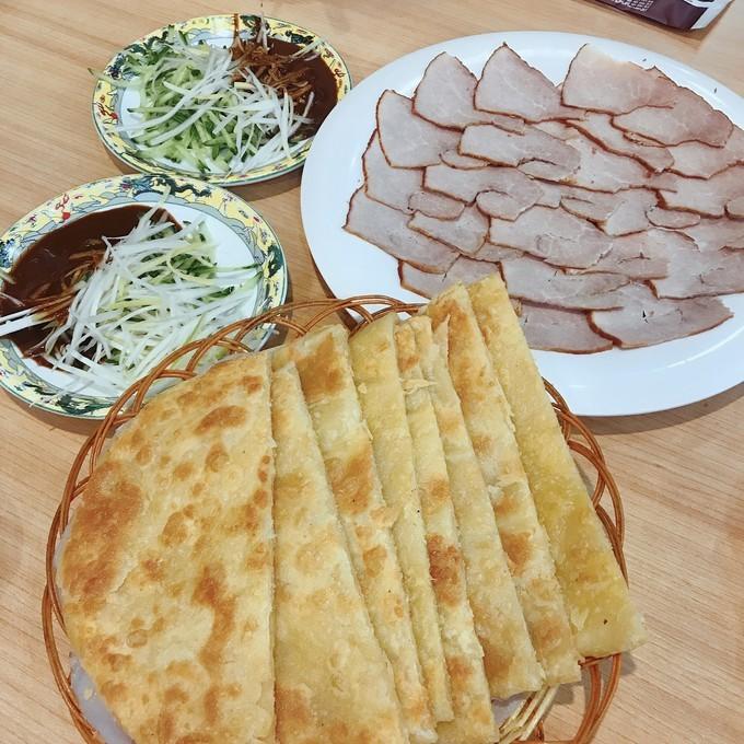 熏肉大饼是吉林省四平市**的特色传统风味小吃之一