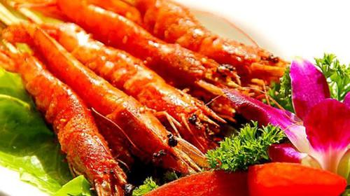 红烤全虾是大连特色菜，这道菜看上去非常诱人