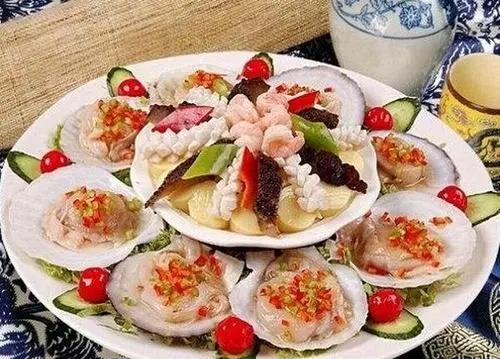 五彩雪花扇贝是辽宁省传统的特色名菜，属于东北菜系。