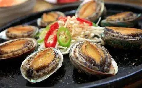 清蒸灯笼鲍鱼是辽宁大连的特色美食菜。