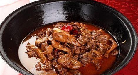 台安炖大鹅是采用水焯、翻炒后的鹅肉与快炒后的酸菜丝铁锅慢炖而成的菜肴，又名铁锅靠大鹅。