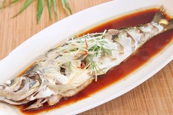 清蒸白鱼属于东北菜系中的吉菜，食用后可调理身体各项机能。