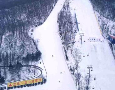 龙珠二龙山滑雪场，距哈尔滨市仅65公里，是中国城市近郊的旅游滑雪场。
