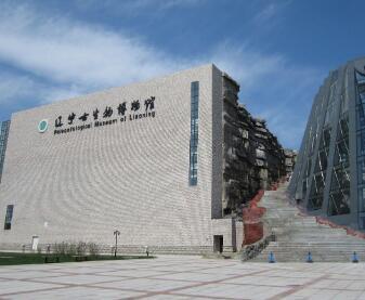 辽宁古生物博物馆坐落于沈阳师范大学校园内，是经辽宁政府批准、由辽宁省国土资源厅和沈阳师范大学共建的