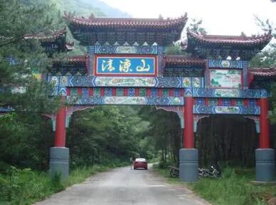 清凉山风景区位于岫岩县东北部的汤沟镇，因其山深林密、气候温润凉爽而得名。