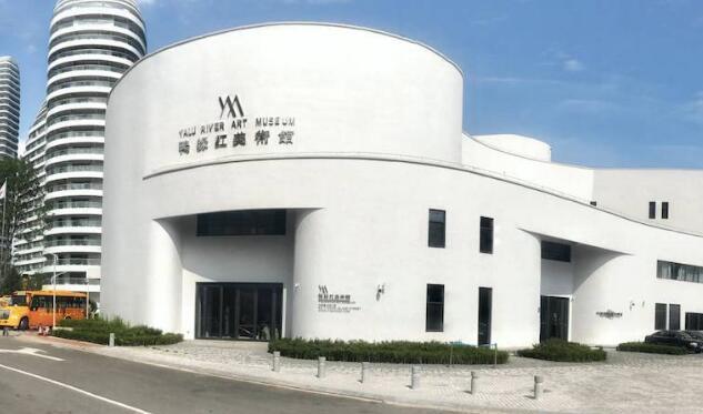 鸭绿江美术馆位于中朝边界河鸭绿江的月亮岛上，与朝鲜的新义州仅有600米的距离，它也是全**罕见的坐落在国境线上的美术馆。