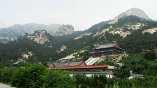 双峰山风景区位于闾山中南麓，有悠久的历史文化传统和浓郁的宗教民俗风貌。