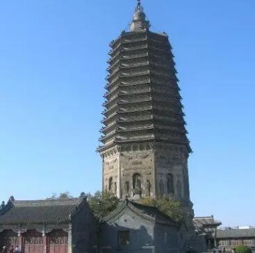 锦州辽塔座落在大广济寺前。塔建于辽道宗清宁三年（1057年），是为收藏皇后所降的舍利子而建。