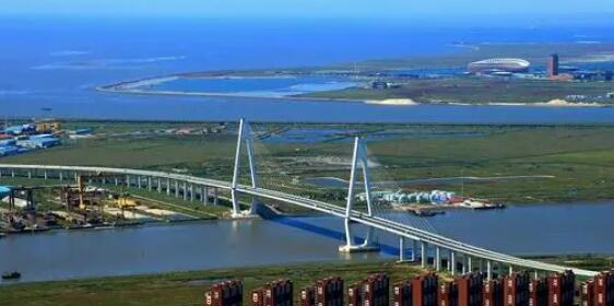 辽河特大桥路线全长4.44公里，其中，桥梁全长3.326公里，主桥长866米，辽河特大桥营口及盘锦侧引桥长均为1.23公里。