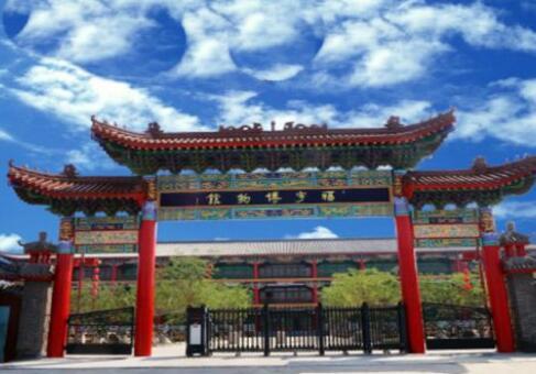 福宇博物馆，始建于2011年7月，占地面积约三万多平方米文化，馆内藏品涵盖红山文化、契丹文化、藏传佛教文化、蒙古贞文化、古典家具文化等五种文化类型，数量达上万件。