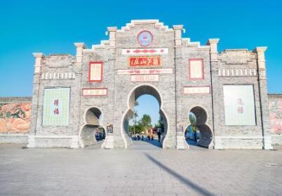 葫芦古镇旅游度假区（原葫芦山庄）与锦州笔架山景区陆地相连，海水相映。