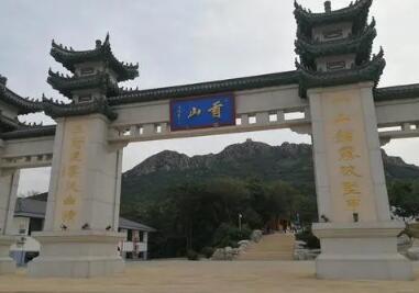 葫芦岛首山位于辽宁省兴城市东北2.5公里处，介于兴城古城与兴城海滨之间。因三峰并立、状若人首而得名，又名三首山。