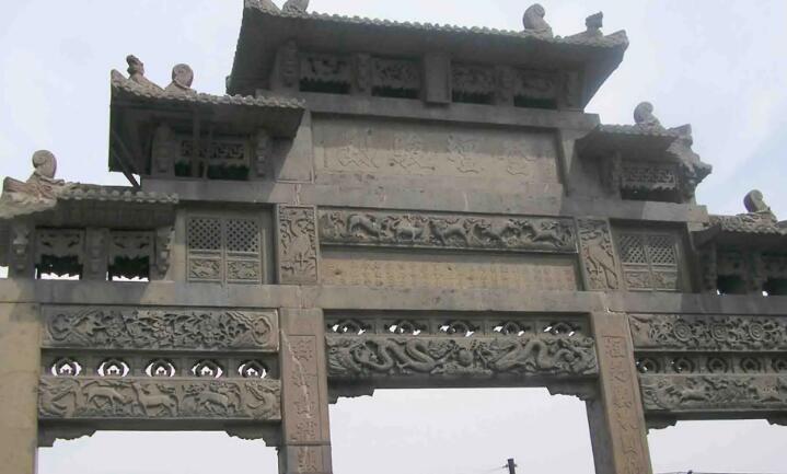 祖氏石坊坐落于辽宁省兴城古城南大街（延辉街）中部，原有两座，相距85米。南为明前锋总兵祖大寿"忠贞胆智"坊，建于崇祯四年（1631年）。