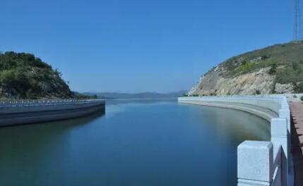 乌金塘水库位于辽宁省葫芦岛市区西北35公里处乌金塘村附近，为辽宁省第七大水利工程。