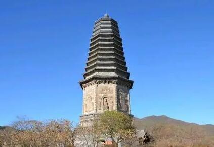 白塔峪塔，俗称八角玲珑塔，亦称九龙烟塔，是兴城古代八景之一。
