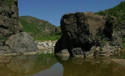 石锁位于葫芦岛龙潭大峡谷内，站在谷顶，向谷底望去，峡谷两侧的山峰在这里汇合了。