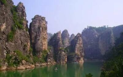 跳石沟以“奇”闻名，位于绥中县范家乡境内，地处燕山山脉东延尽头，是自然、人文景观资源集中地之一
