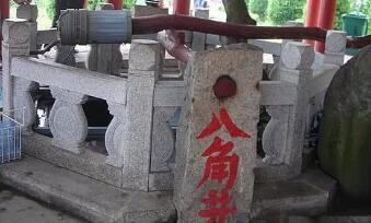 八角井也称八宝琉璃井，为辽代圆融大师亲手所建，位于菊花岛中部的山凹处大悲阁右侧前面平地上。
