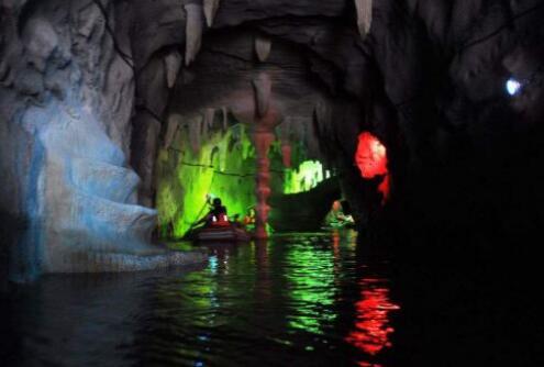九龙洞位于绥中县锥子山顶峰西南侧，是一处天然古洞。