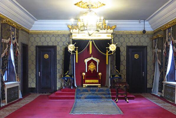 嘉乐殿位于长春伪满皇宫博物院同德殿西北处，是伪皇宫中大的宴会场所，现在辟为《从皇帝到公民》的展厅。