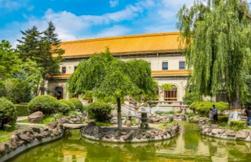 东御花园位于长春伪满皇宫博物院内，1938年建成，占地面积11100余平方米，是由日本园林师佐藤仓设计的一座日本园林风格的花园。