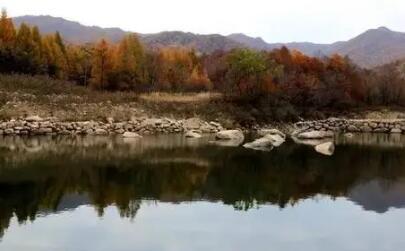 鹿角沟位于蛟河市庆岭镇，距吉林市区一个小时车程，山顶海拔1000多米，素有小九寨沟之称。