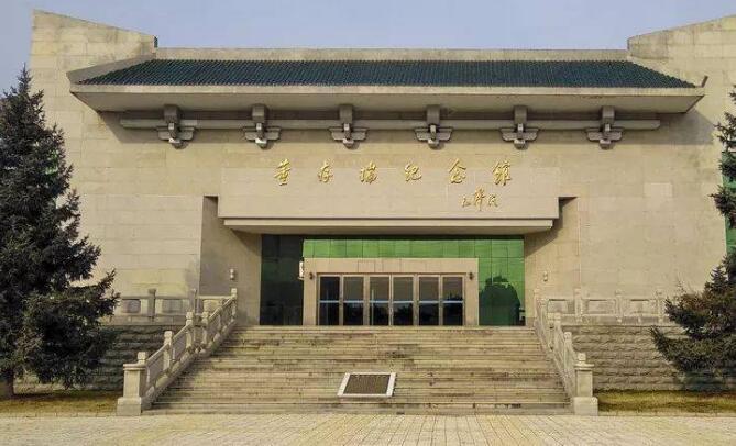 该纪念馆位于延吉市，纪念馆建筑面积1320平方米，由序厅、展厅和报告厅三部分组成。