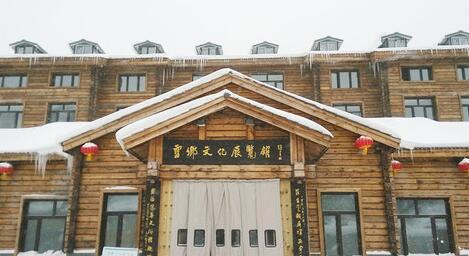 雪乡文化展览馆坐吉林敦化，展览馆内设有雪乡林业文化展示区、雪乡抗联史展示区、雪乡影视文化展示区等板块。