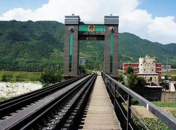 集安国境铁路大桥位于吉林省集安市区内东15公里，鸭绿江国境铁路大桥由日本东亚土木会社承建，于1939年9月1日正式通车。