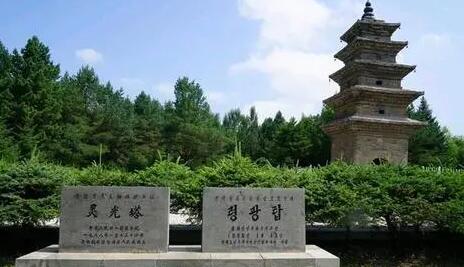 灵光塔，位于吉林省长白朝鲜族自治县长白镇西北郊塔山两南端平坦的台地上，台地海拔820米。