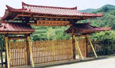 长白朝鲜族民俗村位于马鹿沟镇原果园村,距县城以东3.5公里。