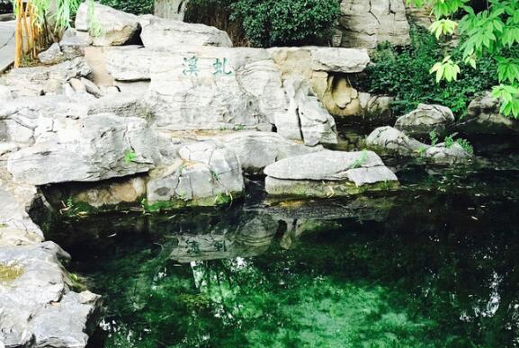 济南虬溪泉位于济南五龙潭公园内月牙泉东北侧，属五龙潭泉群。