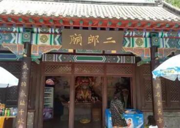 二郎庙位于大明湖新景区内，为一组历史建筑。