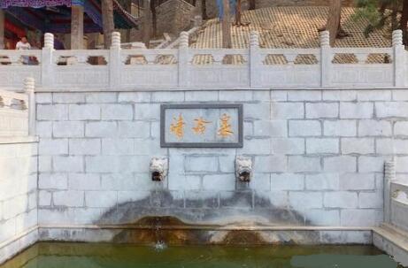 清泠泉位于济南五峰山风景区的洞真观玉皇殿东侧。因清泉激石，泠泠作响而得名。